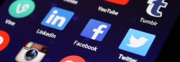 Faceless Content Ideas for YouTube, TikTok, Instagram, Blogs & Pinterest (2025 Guide)